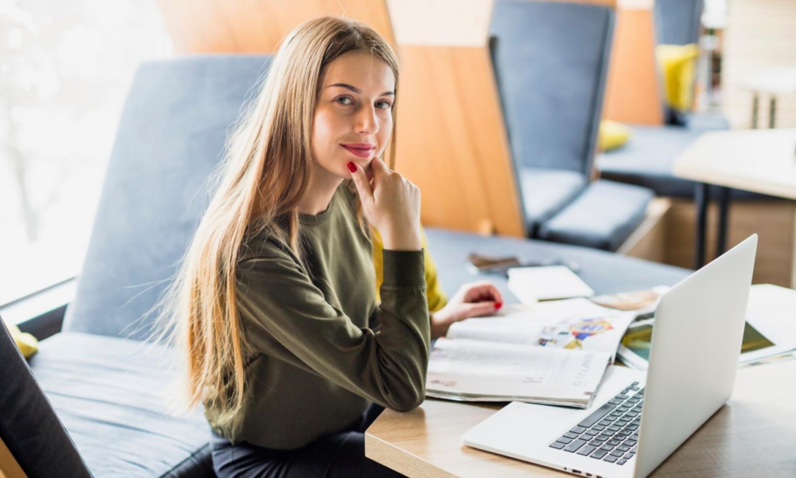 Rédaction de contenu SEO sur ordinateur